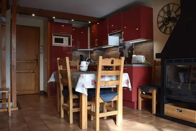 Image de Chalet chaleureux avec poĂŞle Ă bois et parking, proche du centre de Font-Romeu