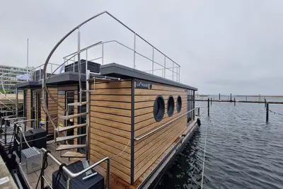 Image de Houseboat Fjord del Sol with bio sauna and roof terrace in Wendtorf / Kiel Fjord