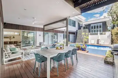 Image de Modern & Luxurious Retreat Boasting Outdoor Entertaining & Glistening Pool