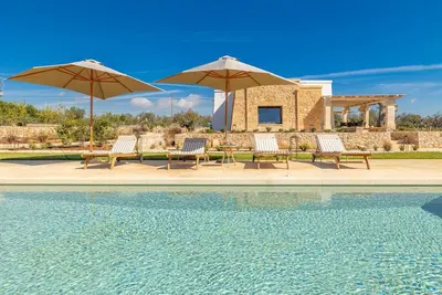 Image de Mesmerizing 4 Bedroom Stone Villa