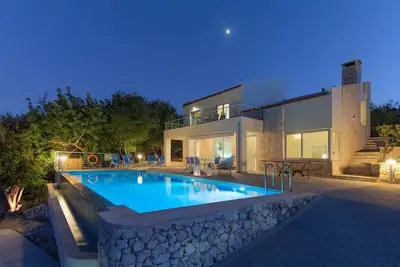 Villa Armonia, sea view, big heated pool, good privacy, 8 mins by car to beach.