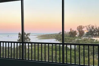 Image de Beach Front Beautiful 2 br condo on #1 Siesta Key beach with many amenities.