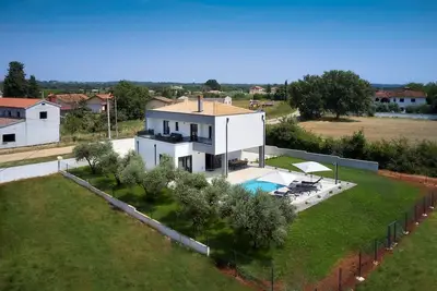 Image de Villa Borina avec piscine située dans un endroit calme entouré d'oliviers