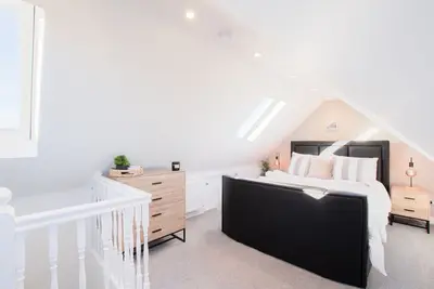 Image de Large-Maison-Salle de bain et douche-Vue sur Rue