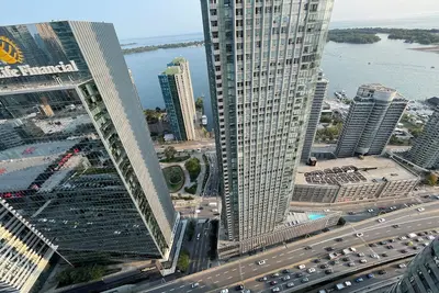 Image de 3 Bedroom High Rise Apartment With Lake and City View!