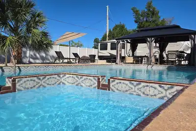 Image de Lovely Rv with outdoor pool and Jacuzzi.