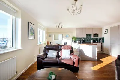 Image de 2br Apartment with Balcony on Brighton Marina