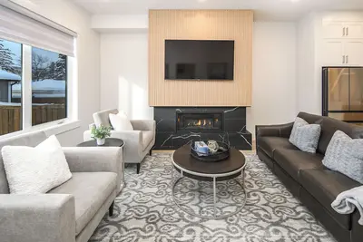 Image de Luxury Inner City New Built & Garage at Banff Trail!