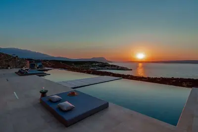 Image de Domo Sun Supreme - 4bd 10pl 4ba. Amazing view.