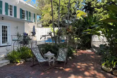Image de Pool, Laundry, and grilling area