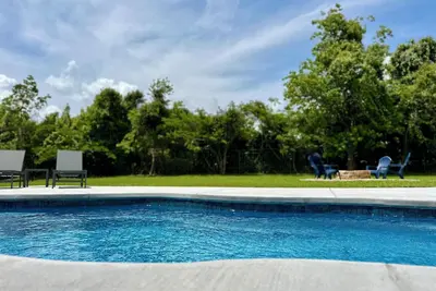 Image de Walk to the beach, Pool home, sleeps 8!