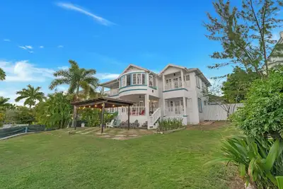 Image de Breathtaking Villa with ocean views, hot tub, Bbq, and steps from the beach