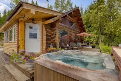 Image de Authentic lofted log cabin with hot tub