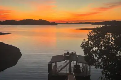 Image de Great family retreat! Lakefront property with dock. Best views! Near Dollywood