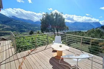 Image de Appartement spacieux avec magnifique vue et terrasse, au 1er étage d une villa.