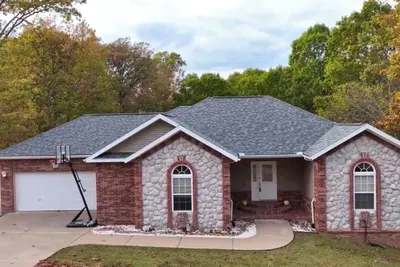 Image de Spacious and serene 5 bedroom, dog-friendly Bella Vista home w\/hot tub