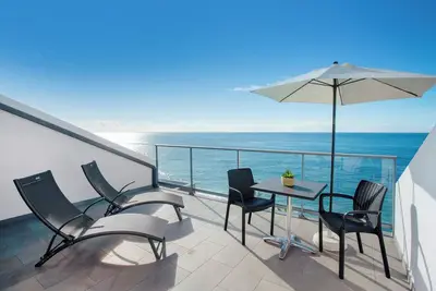 Image de Appartement \"The Wave House - Oceanfront\" avec vue sur mer, Wi-Fi et climatisation