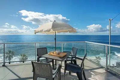 Image de Appartement 'The Wave House - Two Bedroom' avec vue sur mer, Wi-Fi et climatisation