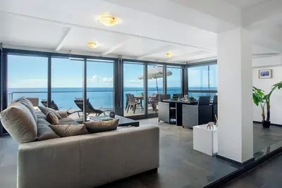 Image de Appartement \"The Wave House - Seaside Haven\" avec vue sur mer, Wi-Fi et climatisation