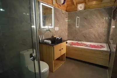 Image de Lovely Wooden Cottage Kphb - A Dreamy Getaway with Nature, Wood, and a Jacuzzi.