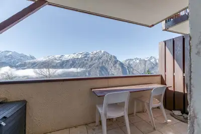 Image de Appartement 'Granges 8 - Bel Appt 4p Au Pied Des' avec vue sur montagne et balcon