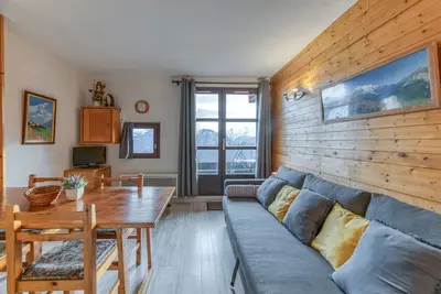 Image de Appartement 'Marmottes 11 Joli Studio' avec vue sur montagne et terrasse privée