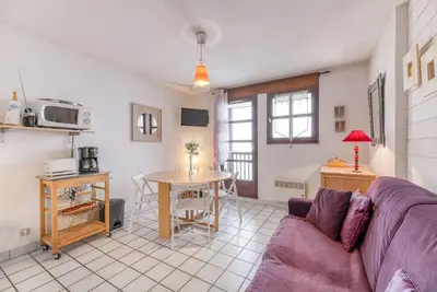 Image de Appartement 'Granges 25 - Au Pied Des Pistes' avec vue sur montagne et balcon