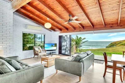 Image de Tranquil Retreat with Stunning Waterfront Views