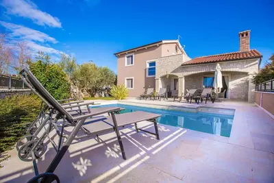 Image de Villa avec climatisation et piscine extérieure