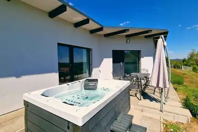 Image de Villa avec jacuzzi et sauna