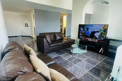 Image de 20 minutes from downtown! Ideal house for couples with game room and dining room.