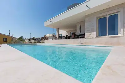Image de Villa avec piscine et climatisation