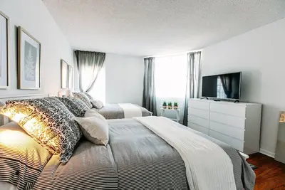 Image de Modern 2 Bed, 2 Bath Gem in Sunny Isles – Prime Location on Collins Ave!