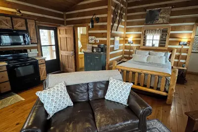 Image de Cozy cabin minutes from downtown Helen WiFi, Hot Tub, Fire Pit, King Bed