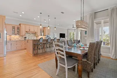 Image de Luxury Home | Ocean View | Golf Cart | Bikes | Elevator | Roof Deck | Outdoor Spaces | Ping Pong