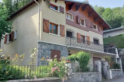 Image de Chalet traditionnel des années 70, entièrement rénové pouvant accueillir  au maximum 15 personnes