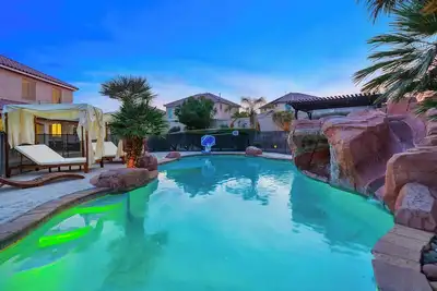 Image de Paradise Found: Luxurious Poolside Escape