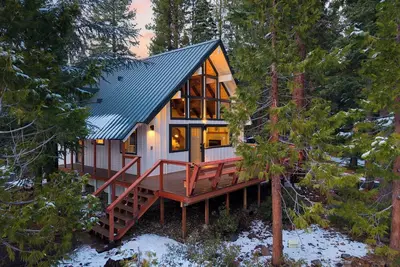 Image de Peaceful Tahoe Retreat | 5mins to Lake | Cozy Modern Cabin