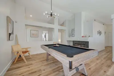 Image de New Modern 5br Gem with Pool Table and Mini Golf