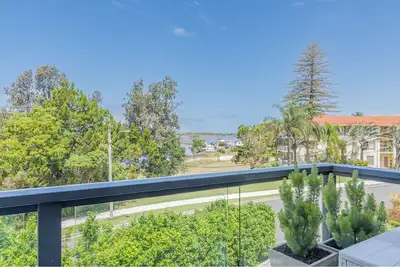Image de Salt & Sand Getaway - Coastal Paradise at Bayside Duplex with Stunning Shaws Bay Views