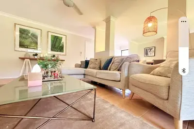 Image de Family friendly 3 bedroom house with garden, full amenities, and use of pool.