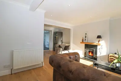 7 Daltons Place, pet friendly, with open fire in Arundel