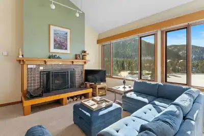 Image de Condo Near Keystone Lake & Ski Village, Tons to do & Unwind by the Fireplace!