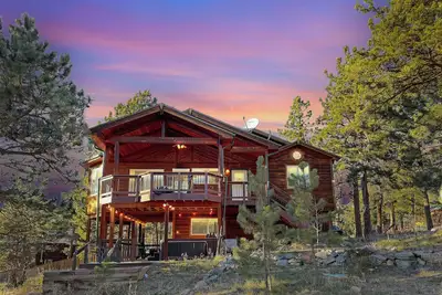 Image de Hot Tub \/ Fireplace \/ Fire Pit \/ Bbq \/ Rec Room \/ Views \/ Quiet \/ Wd