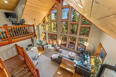 Image de Views! 4 King Ensuites + Bunk Room! Gym! Hot tub!