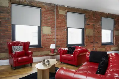 Image de Prime Location-Appartement-Moderne-Salle de bain privée séparée-Vue sur Rue