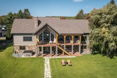 Image de Luxury lake house 6, 500 sq ft. Office, gym, theatre & outdoor Bbq kitchen