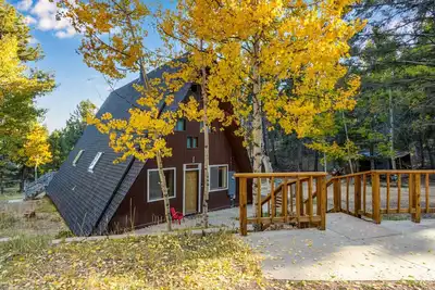 Image de Woodland Park Cabin Getaway: Mtn Views, Scenic Charm, Clouds & Hot Tub Retreat