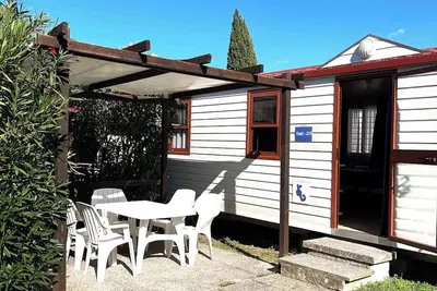 Image de Maison mobile dans un camping avec terrasse, piscine et climatisation