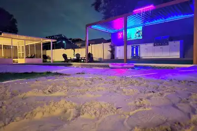 Image de Sleeps 17/Private Beach & Heated pool /mins to Downtown /Buccs /Bush Gardens/Zoo